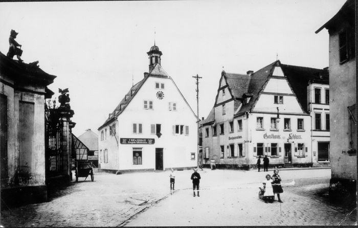 Rathaus und Schloss um 1900